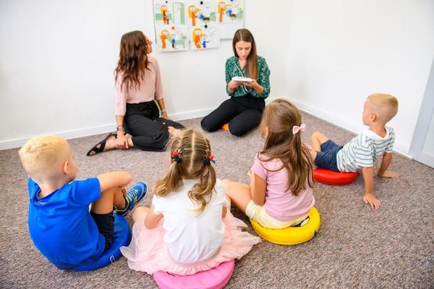 Bambini in terapia occupazionale in età elementare in terapia di gruppo