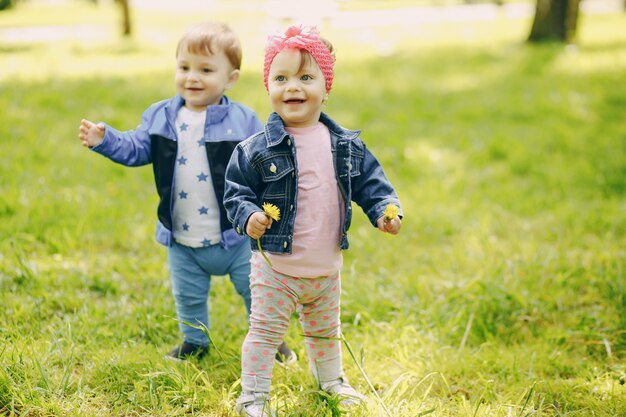 Bambini in un parco