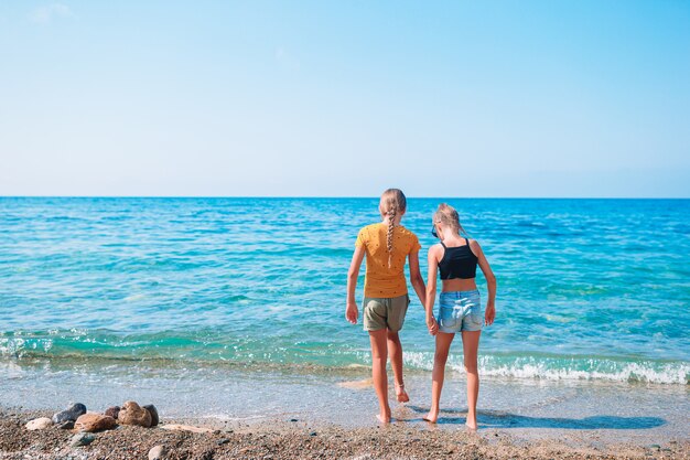 Bambini in vacanza su sfondo di roccia bianca