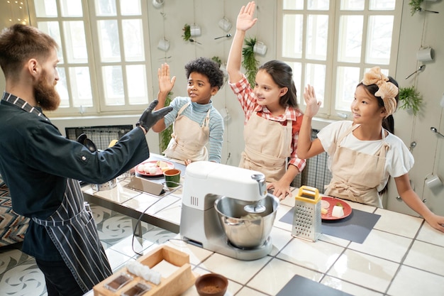 Bambini in visita lezione di cucina con lo chef