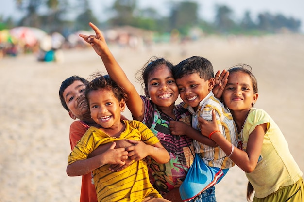 Bambini indiani in spiaggia Goa