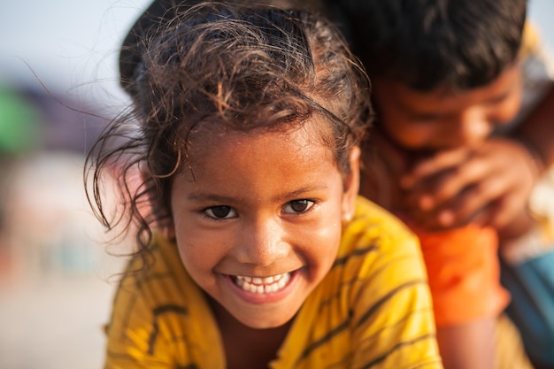 Bambini indiani in spiaggia Goa