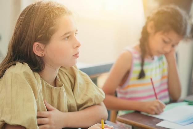 Bambini intelligenti che imparano l'educazione a scuola