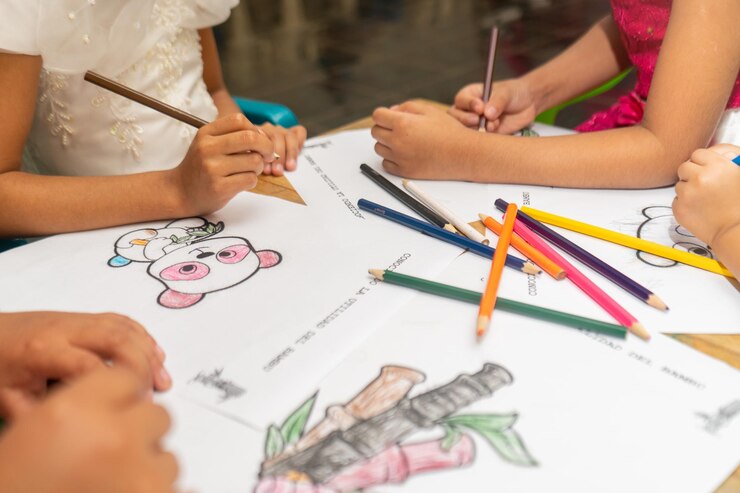 Bambini latini che colorano nei libri in una scuola materna