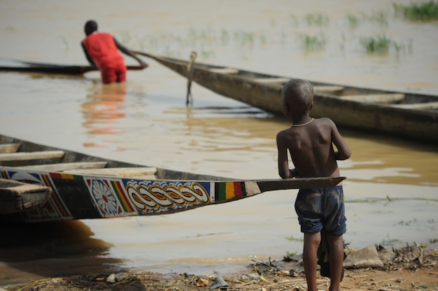 bambini nel fiume niger