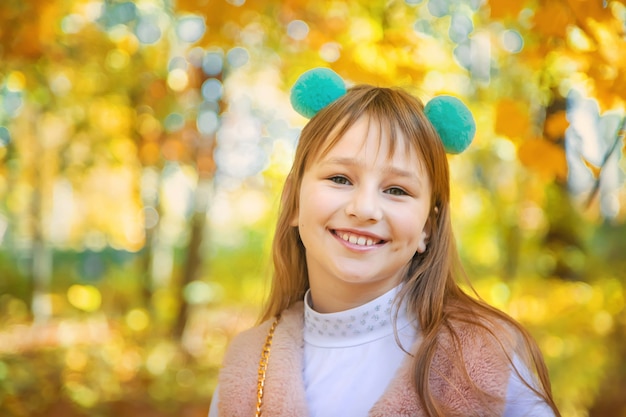 Bambini nel parco con foglie di autunno. Messa a fuoco selettiva.