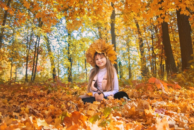 Bambini nel parco con foglie di autunno. Messa a fuoco selettiva.