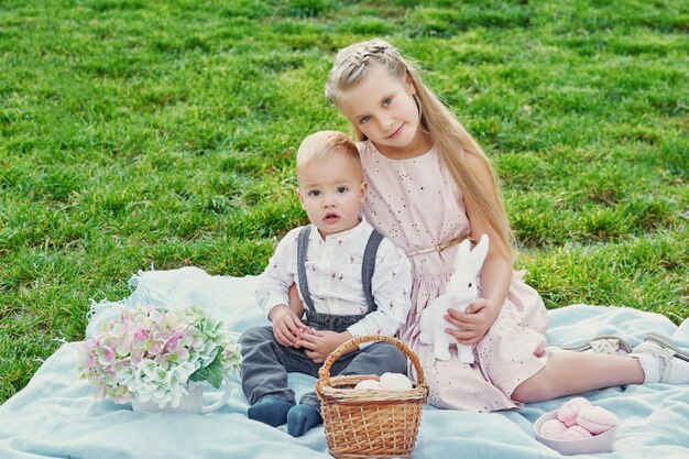 bambini nel parco il picnic di Pasqua con uova e coniglio