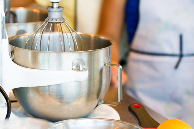 Bambini nella lezione di cucina che imparano a cucinare e cuocere al forno.