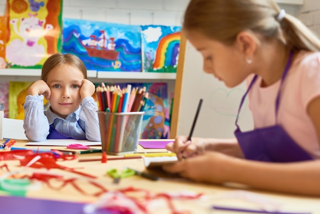 Bambini nella scuola di sviluppo