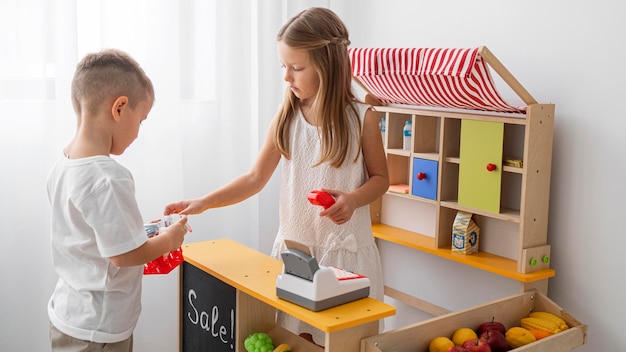 Bambini non binari che giocano al chiuso