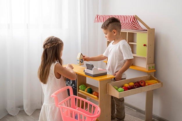 Bambini non binari che giocano in casa