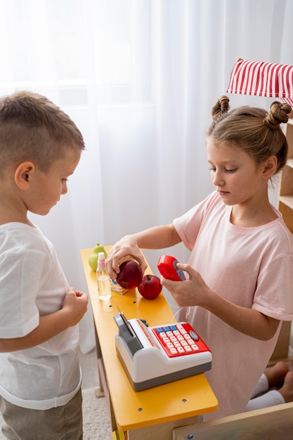 Bambini non binari che giocano insieme a casa