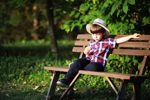 Bambini per una passeggiata nel parco autunnale. Caduta delle foglie nel parco. Famiglia. Autunno. Felicità.