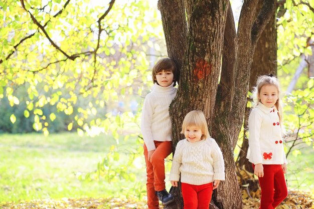 Bambini per una passeggiata nel parco autunnale Caduta di foglie nel parco Famiglia Fall Happiness