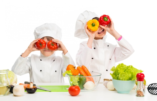 Bambini piccoli a un tavolo con verdure