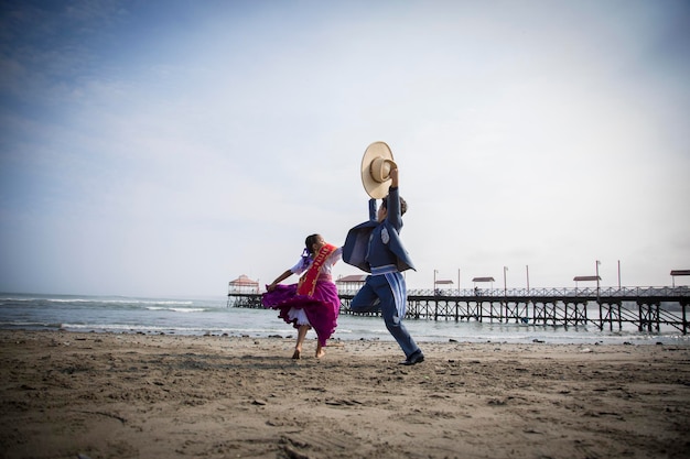 Bambini piccoli che ballano marinera a Huanchaco Trujillo Lima Perù