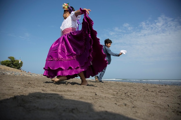 Bambini piccoli che ballano marinera a Huanchaco Trujillo Lima Perù