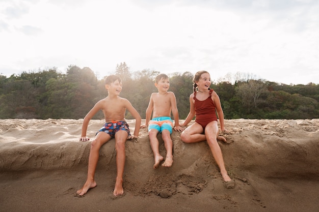 Bambini piccoli che si divertono in spiaggia