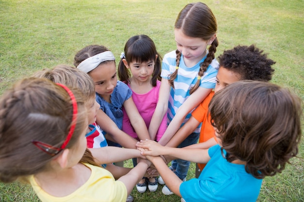 Bambini piccoli che uniscono le mani