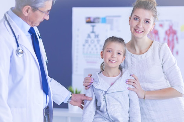 Bambini piccoli con sua madre da un medico in consultazione