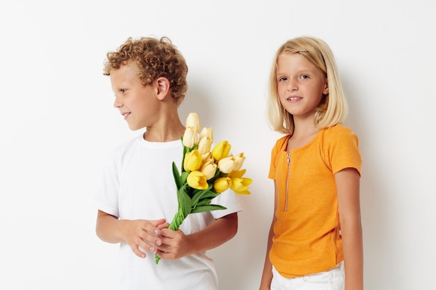 Bambini piccoli con un mazzo di fiori regalo compleanno vacanza infanzia stile di vita inalterato