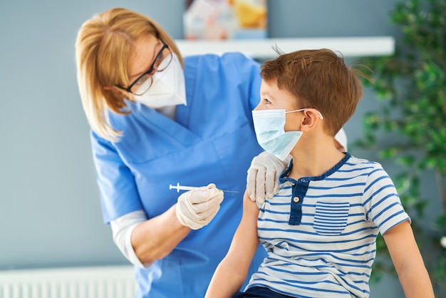 Bambini piccoli durante la vaccinazione in ospedale. Foto di alta qualità