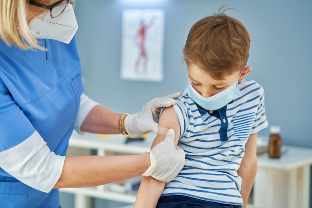 Bambini piccoli durante la vaccinazione in ospedale. Foto di alta qualità