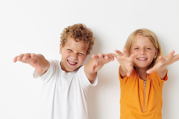 Bambini piccoli emozioni di intrattenimento bambini studio sfondo chiaro