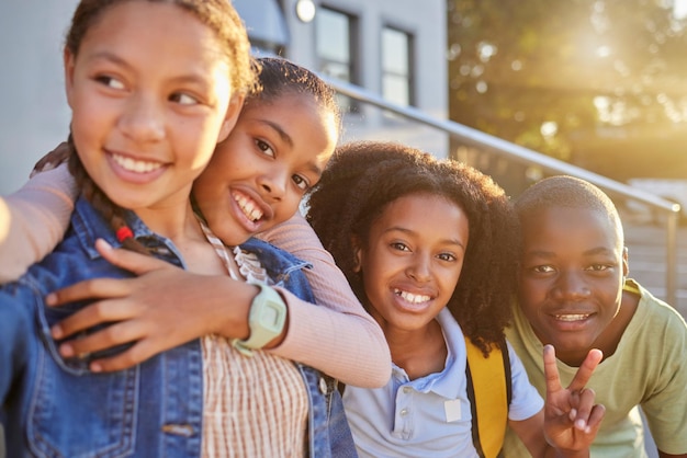 Bambini piccoli selfie e amici insieme posano in ritratto all'aperto sociale e studenti nel campus scolastico Istruzione apprendimento e bambini della scuola primaria sorridono in foto con diversità e amicizia