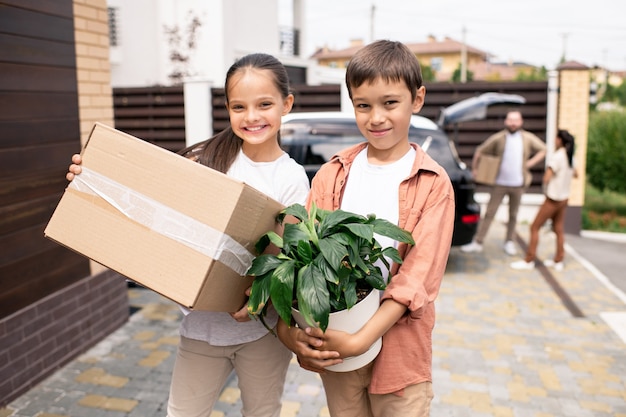 Bambini positivi con pianta e scatola