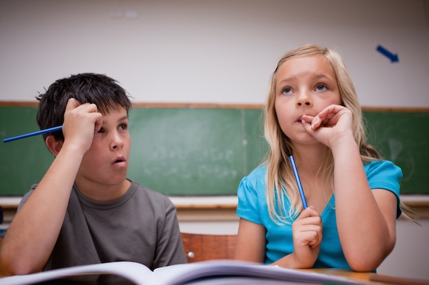 Bambini premurosi che lavorano insieme