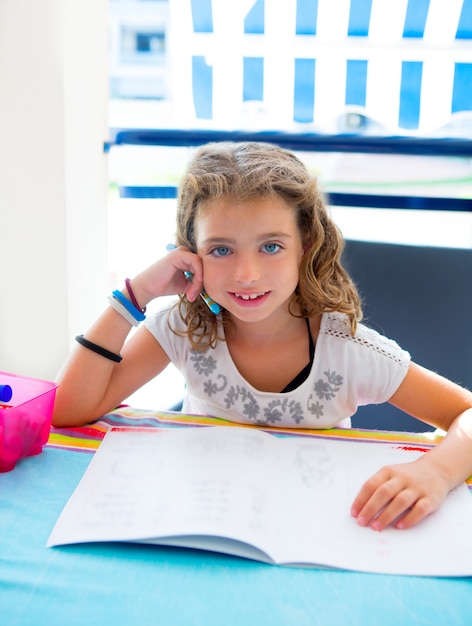 bambini ragazzino ragazza sorridente con i compiti in estate