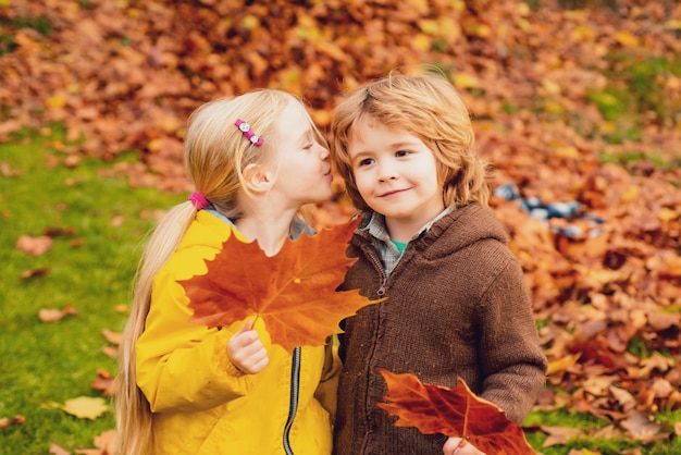 Bambini romantici in un parco in stile autunnale