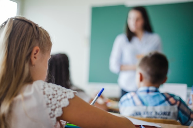 Bambini seduti in classe a lezione