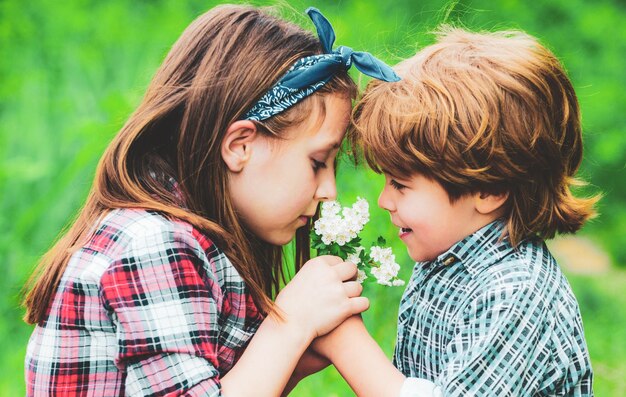 Bambini sorridenti e ridenti che si divertono fuori nelle calde giornate estive di San Valentino, i bambini adorano le carte