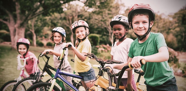 Bambini sorridenti in posa con le bici
