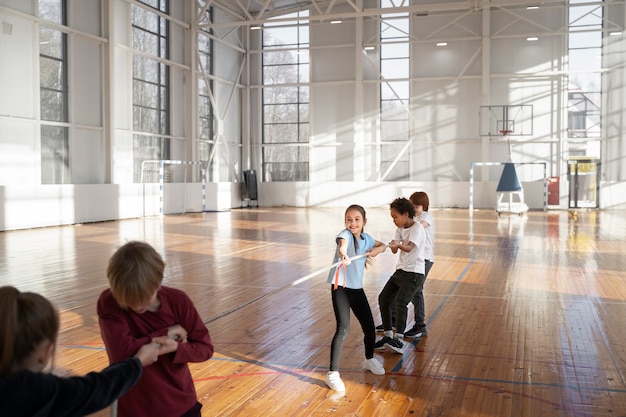 Bambini sportivi che giocano a tiro alla fune