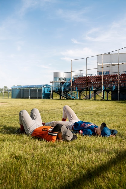 Bambini stanchi a tutto campo sdraiati sull'erba