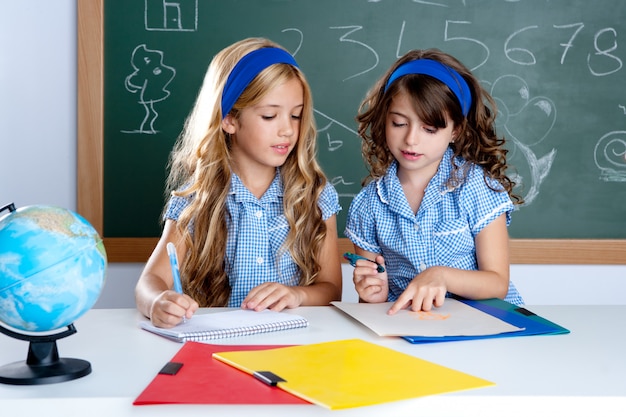 bambini studenti in classe aiutandosi a vicenda