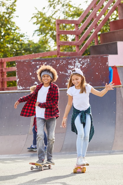 Bambini su skateboard all'aperto