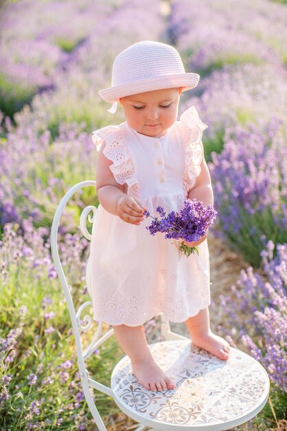 Bambini sul campo di lavanda felice Armonia con la natura