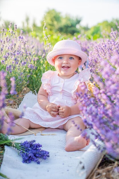 Bambini sul campo di lavanda felice Armonia con la natura