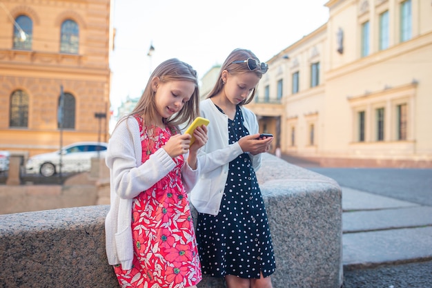 Bambini sul lungomare estivo di San Pietroburgo