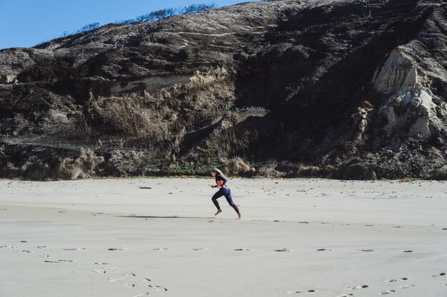 bambini sulla spiaggia, sull&#39;oceano, fare jogging prima di navigare