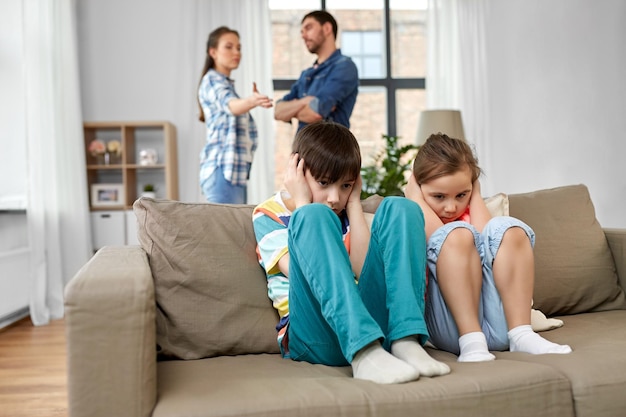bambini tristi e genitori che litigano a casa