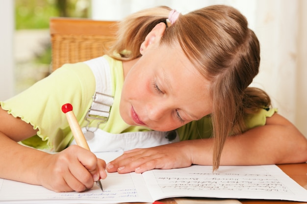 Bambino a fare i compiti per la scuola