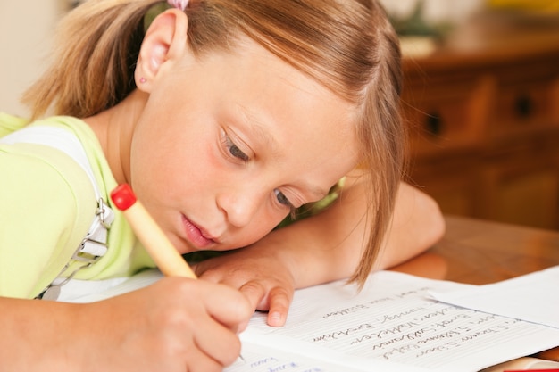 Bambino a fare i compiti per la scuola