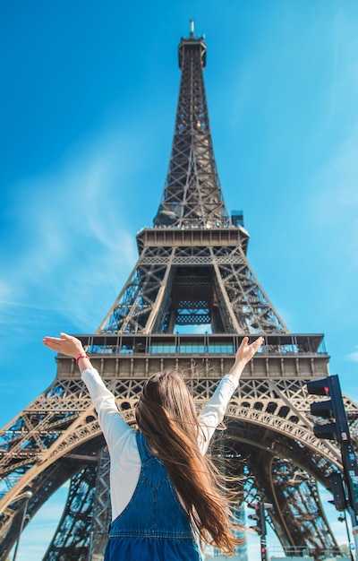 Bambino a Parigi vicino alla Torre Eiffel Messa a fuoco selettiva