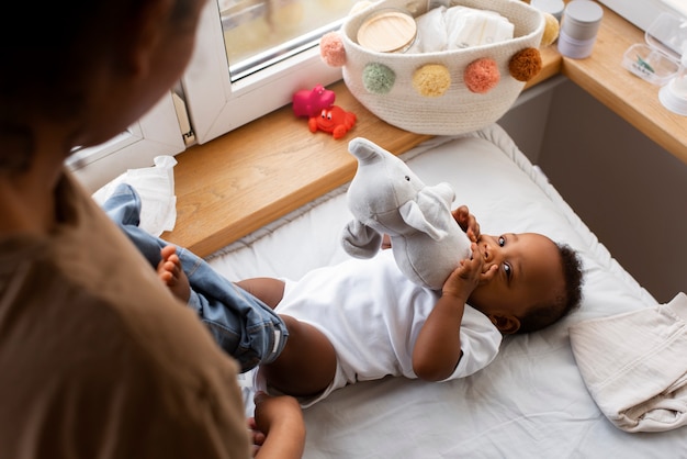 Bambino ad alto angolo che gioca con il giocattolo